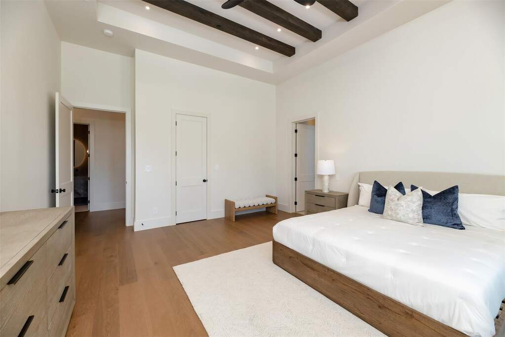 5 Bedroom Single Family Home/House's Image 11