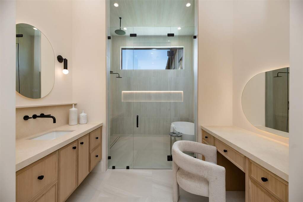 5 Bedroom Single Family Home/House's Image 13