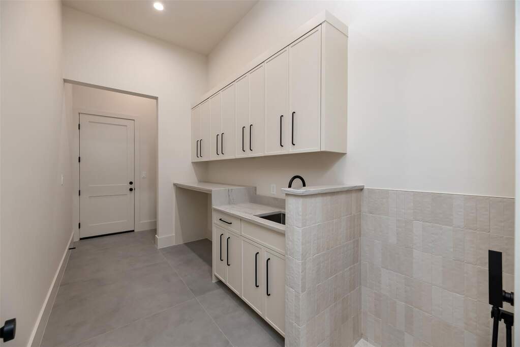 5 Bedroom Single Family Home/House's Image 17