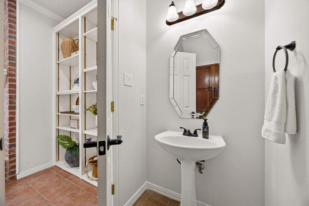 5 Bedroom Single Family Home/House's Image 8