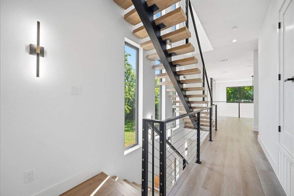 8 Bedroom Single Family Home/House's Image 13