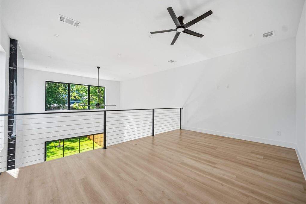 8 Bedroom Single Family Home/House's Image 15
