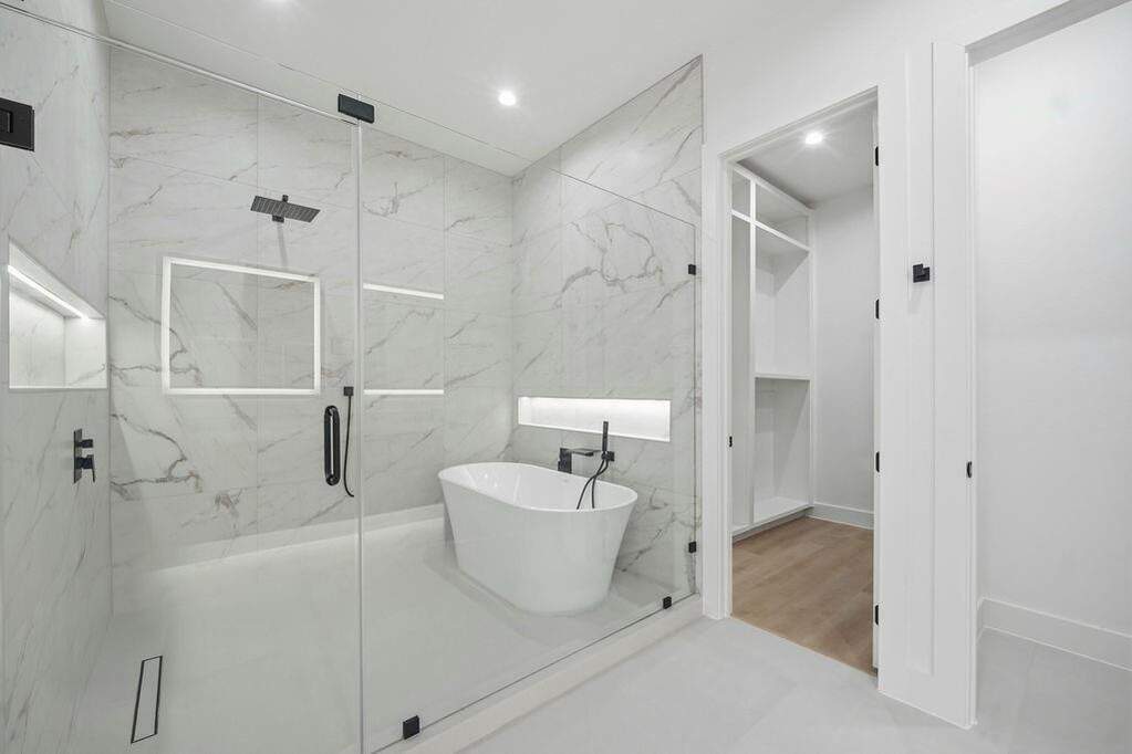 8 Bedroom Single Family Home/House's Image 20