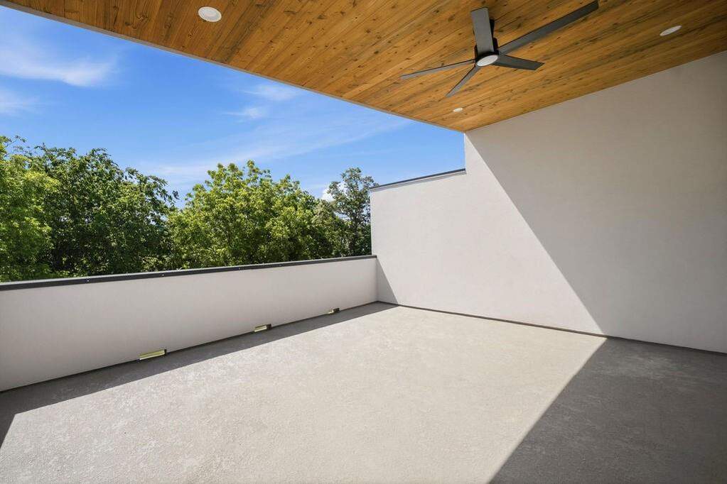 8 Bedroom Single Family Home/House's Image 33
