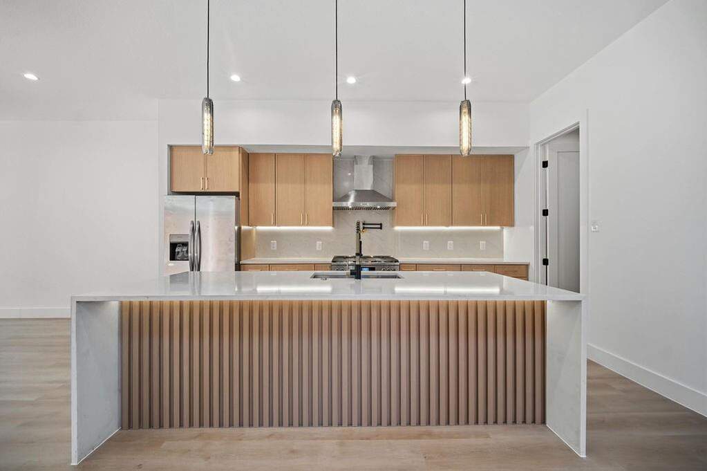 8 Bedroom Single Family Home/House's Image 3