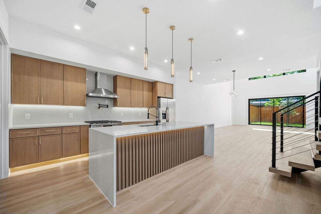 8 Bedroom Single Family Home/House's Image 4