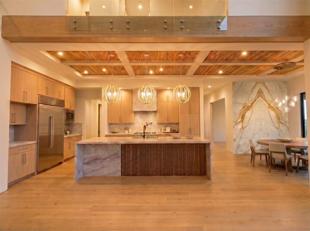 6 Bedroom Single Family Home/House's Image 8