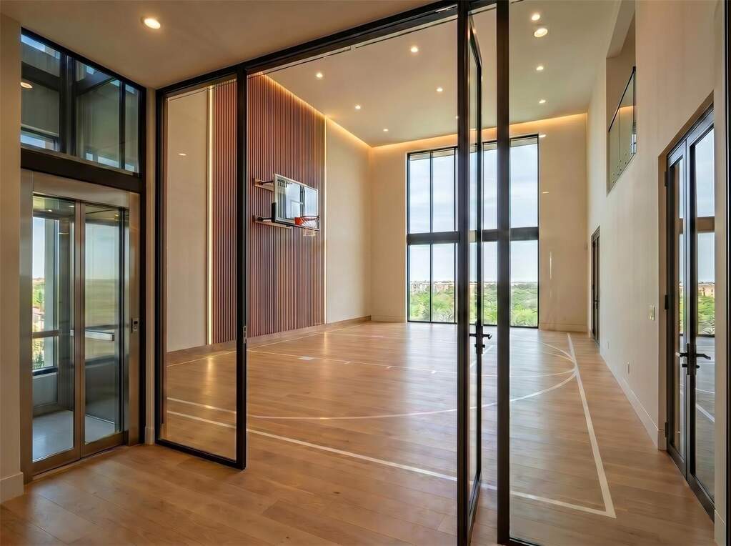 6 Bedroom Single Family Home/House's Image 15
