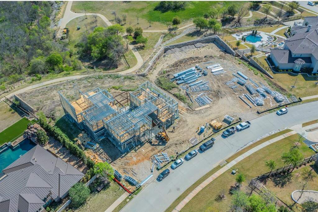 Prime Hills of Kingswood location surrounded by scenic trails, luxury estates, and protected green space.