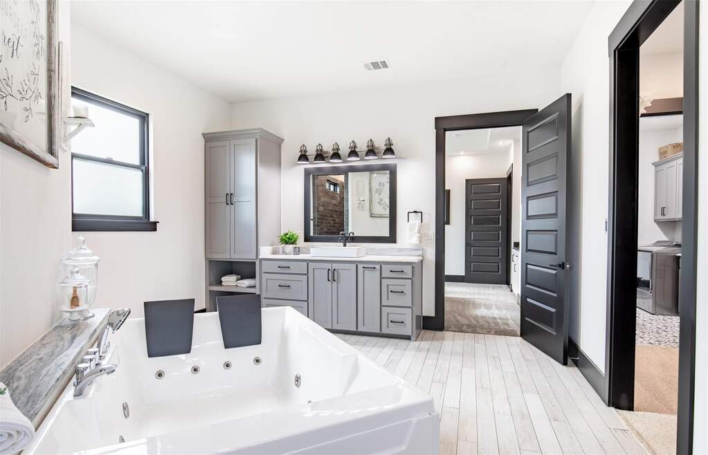 6 Bedroom Single Family Home/House's Image 15