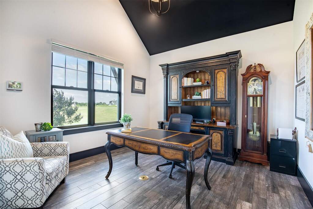 6 Bedroom Single Family Home/House's Image 18