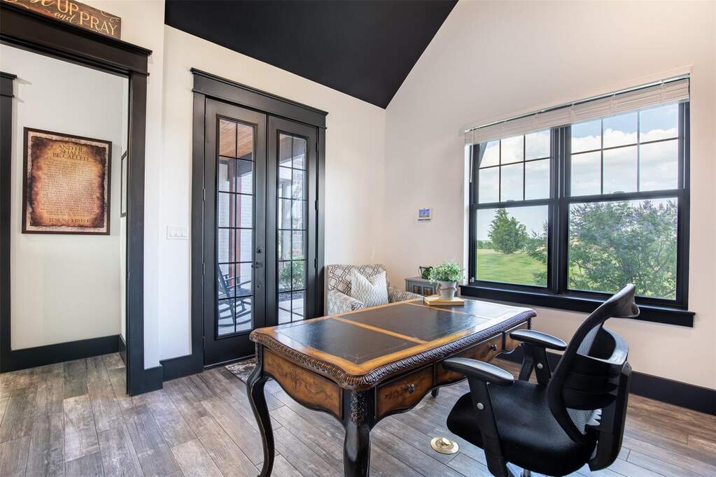 6 Bedroom Single Family Home/House's Image 19