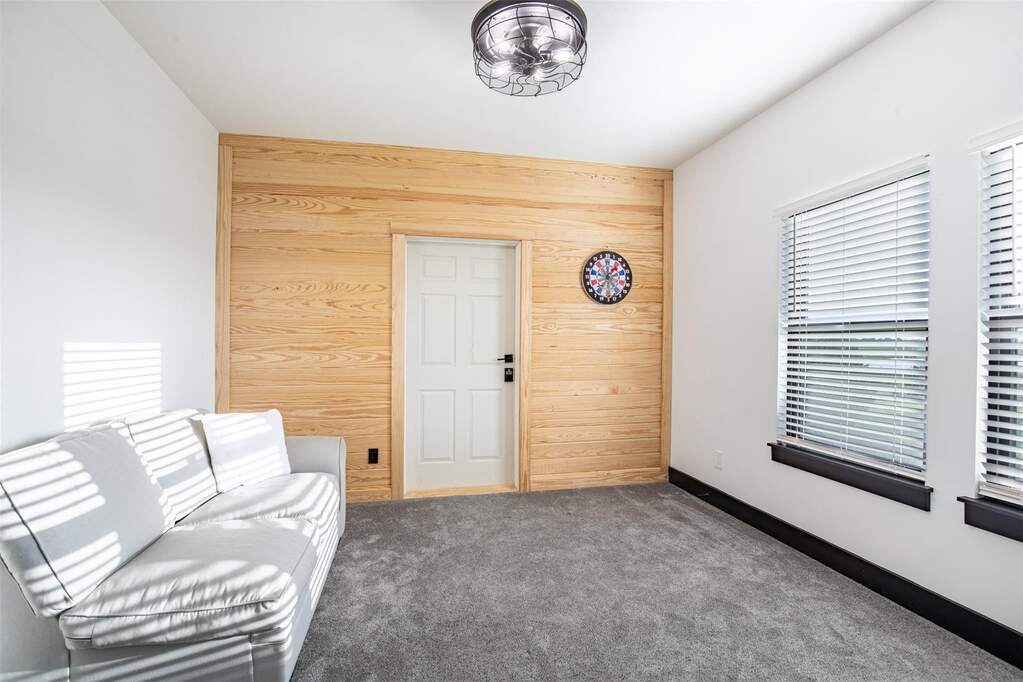 6 Bedroom Single Family Home/House's Image 31