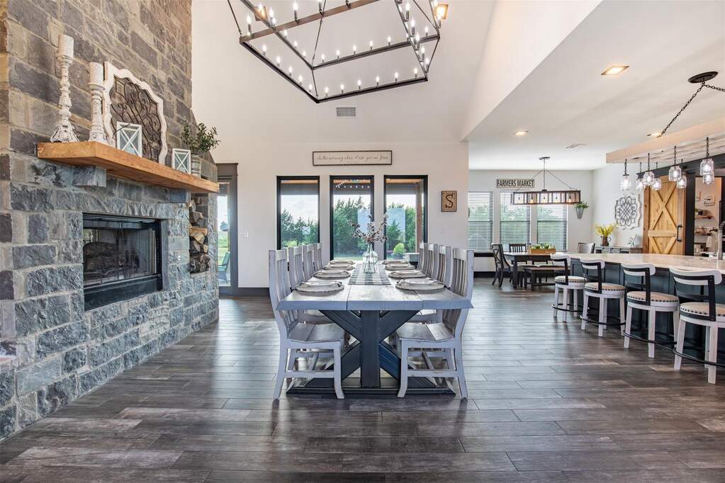 6 Bedroom Single Family Home/House's Image 3