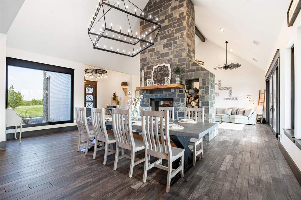6 Bedroom Single Family Home/House's Image 4