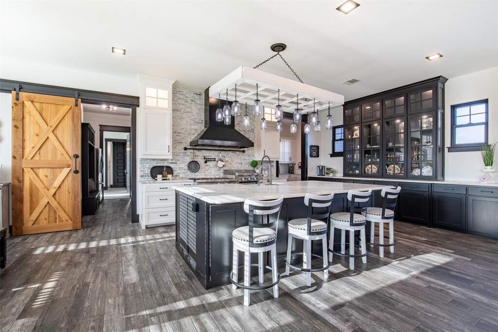 6 Bedroom Single Family Home/House's Image 5