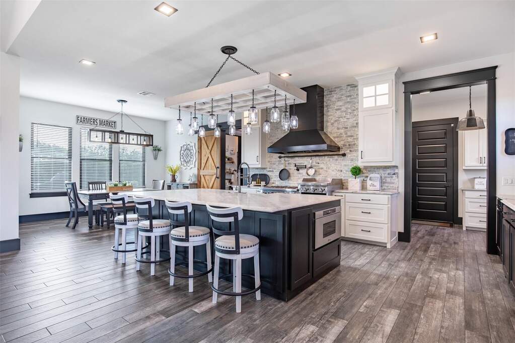 6 Bedroom Single Family Home/House's Image 6