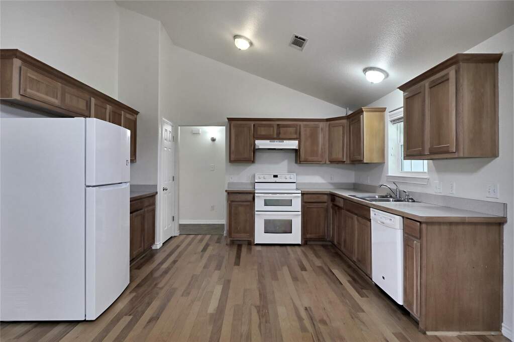 4 Bedroom Single Family Home/House's Image 8
