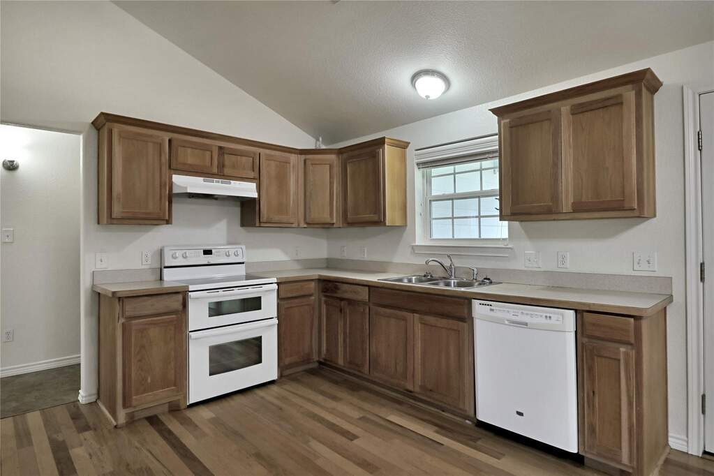 4 Bedroom Single Family Home/House's Image 9