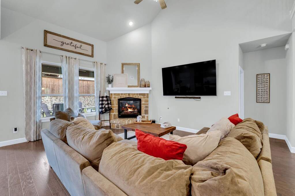 4 Bedroom Single Family Home/House's Image 3