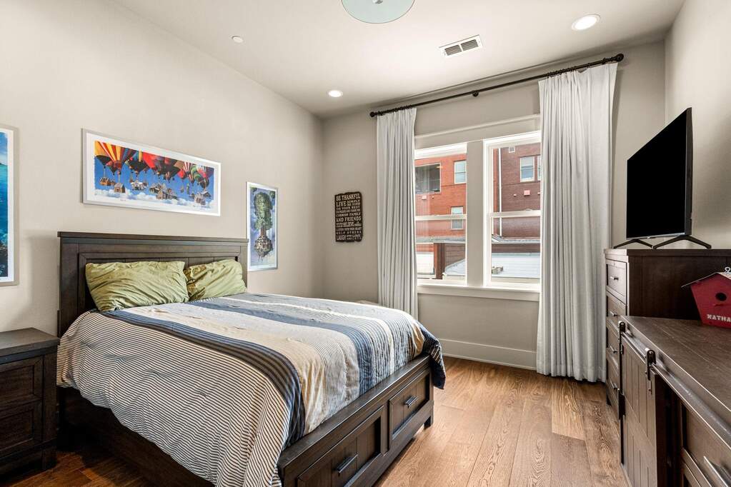 5 Bedroom Single Family Home/House's Image 13