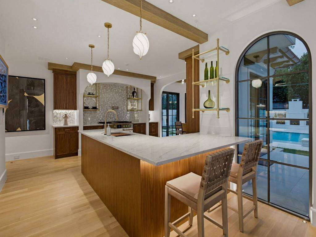 5 Bedroom Single Family Home/House's Image 12