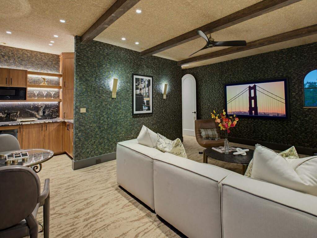 5 Bedroom Single Family Home/House's Image 28