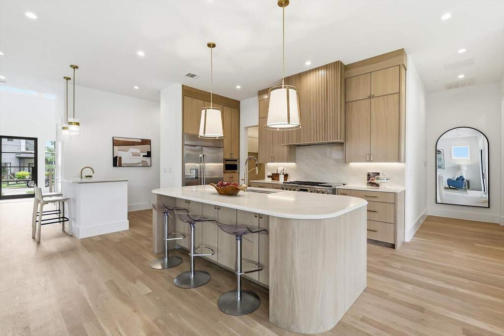 5 Bedroom Single Family Home/House's Image 9