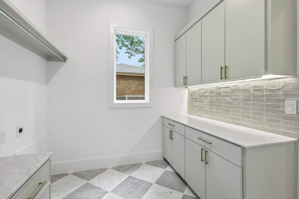5 Bedroom Single Family Home/House's Image 18
