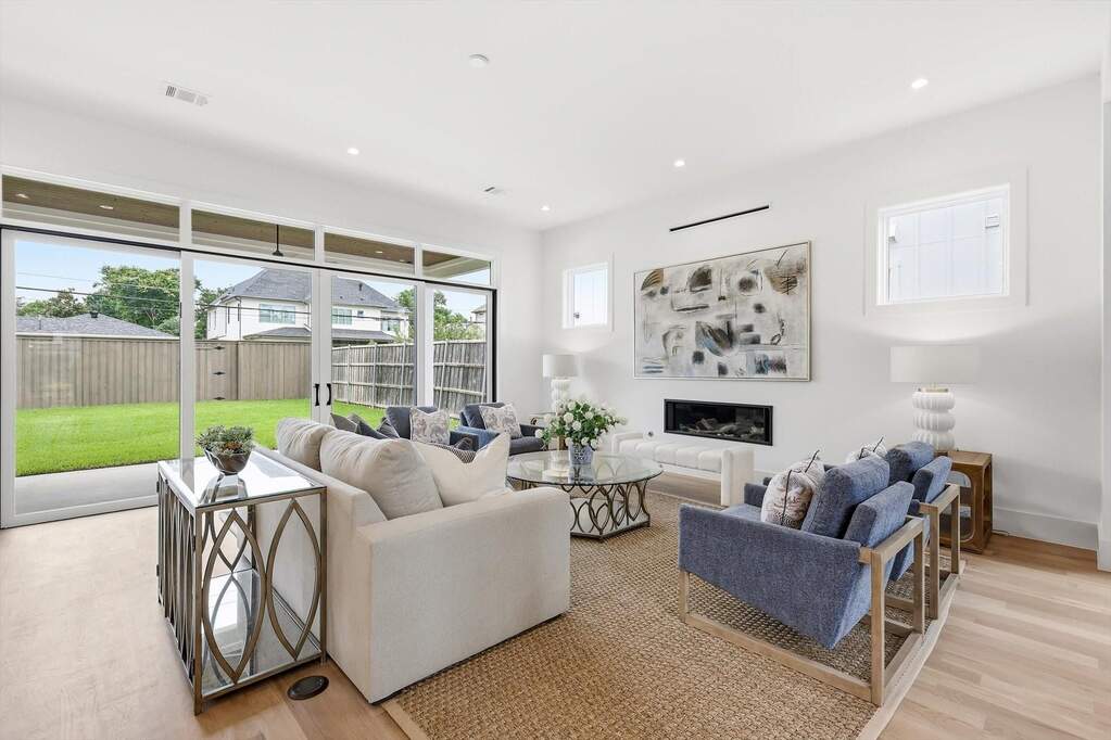 5 Bedroom Single Family Home/House's Image 5