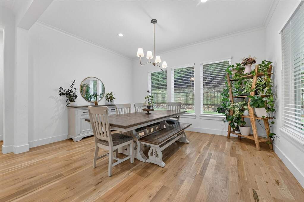 4 Bedroom Single Family Home/House's Image 4