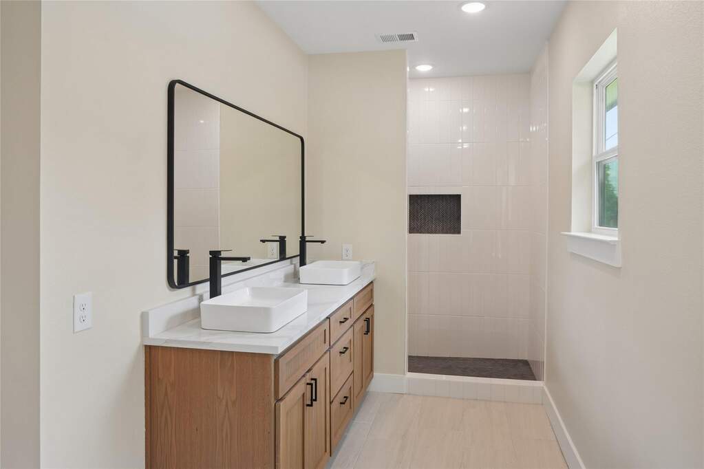 4 Bedroom Single Family Home/House's Image 18