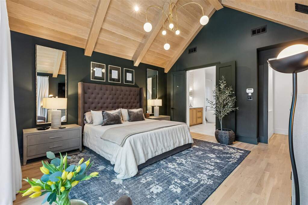 6 Bedroom Single Family Home/House's Image 10