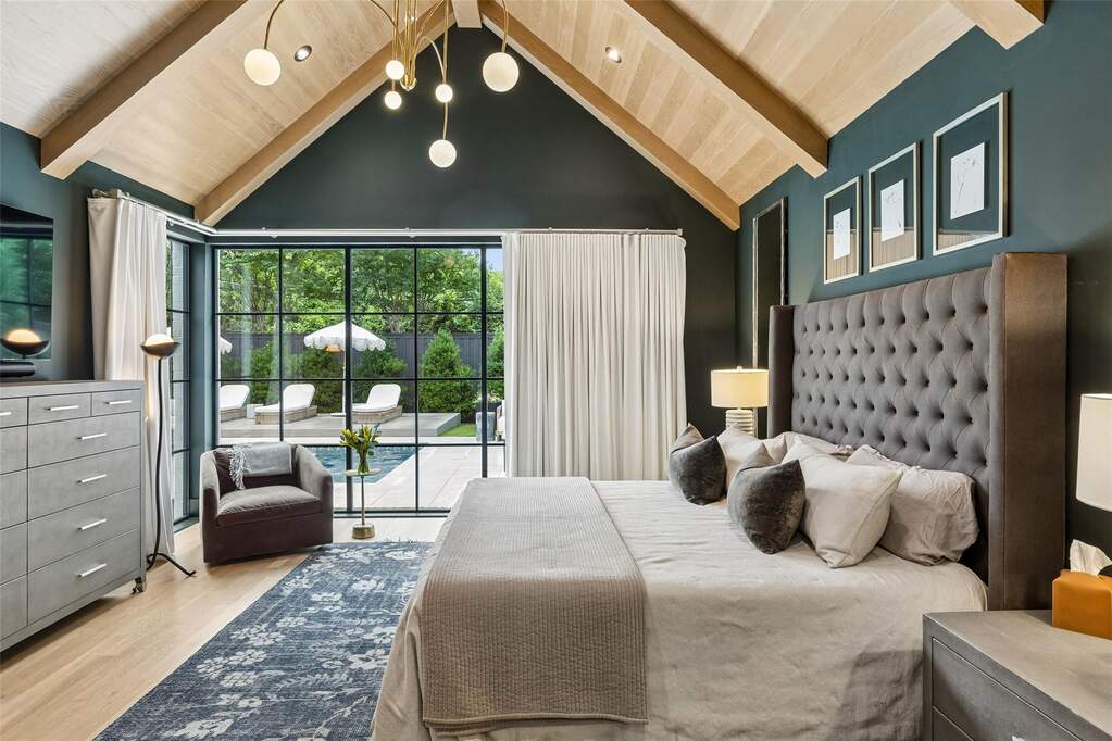 6 Bedroom Single Family Home/House's Image 11