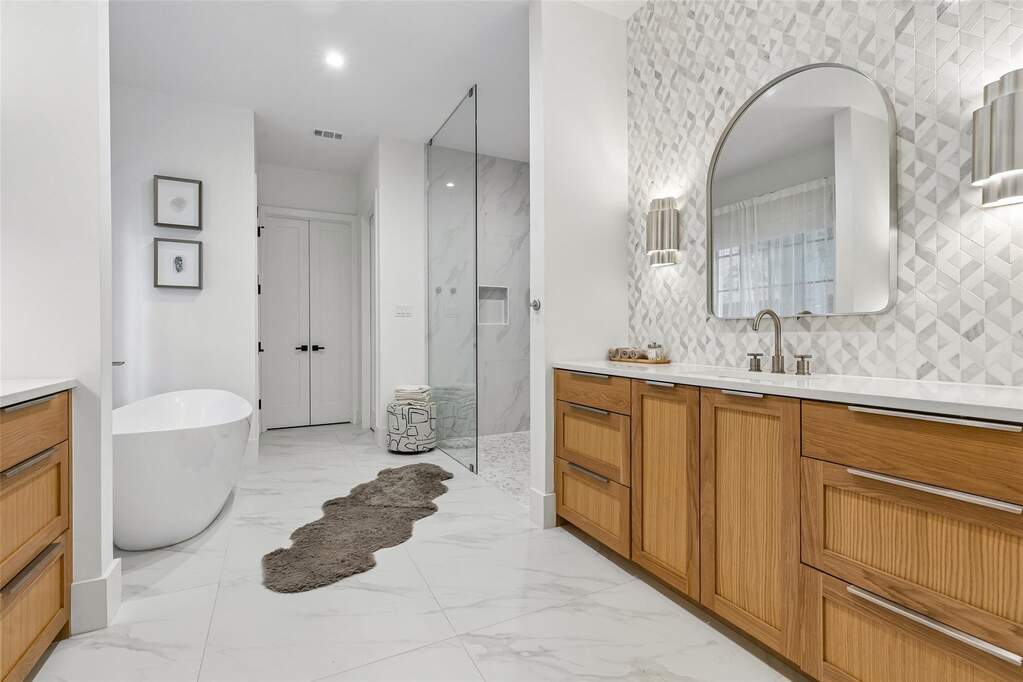 6 Bedroom Single Family Home/House's Image 12