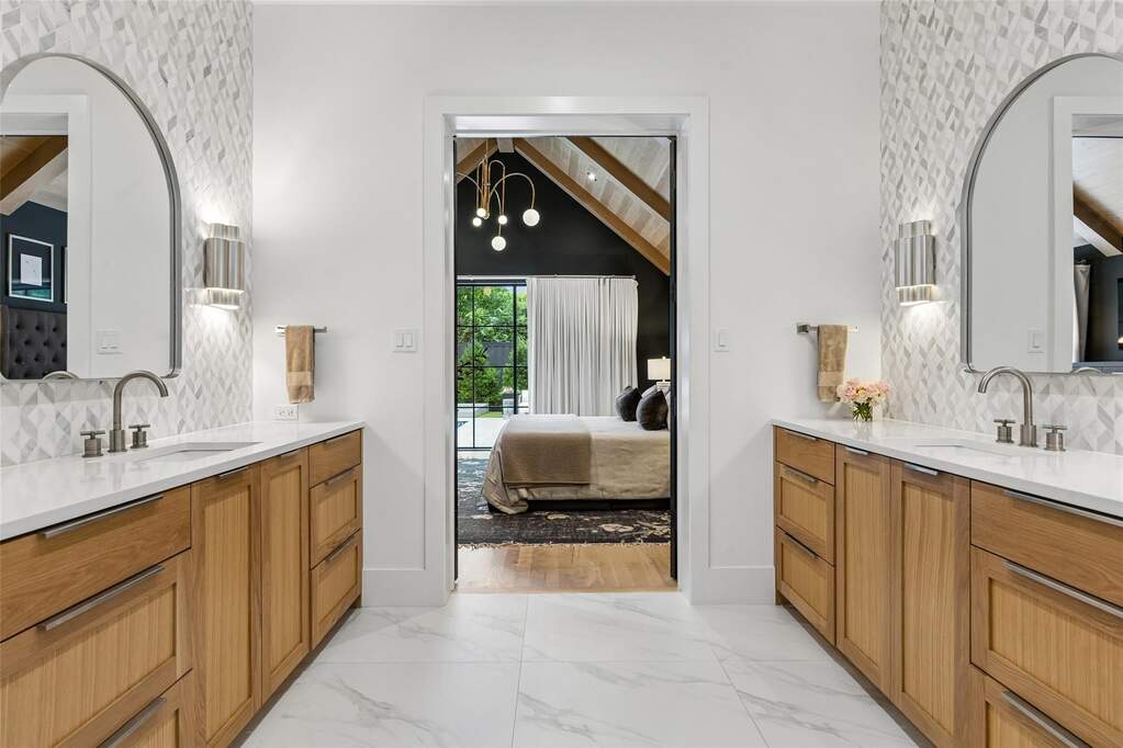 6 Bedroom Single Family Home/House's Image 14