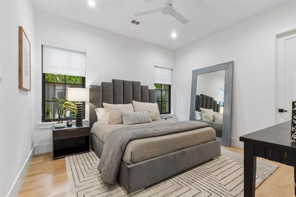 6 Bedroom Single Family Home/House's Image 17