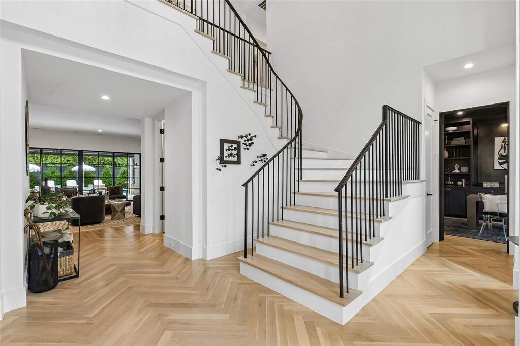 6 Bedroom Single Family Home/House's Image 19