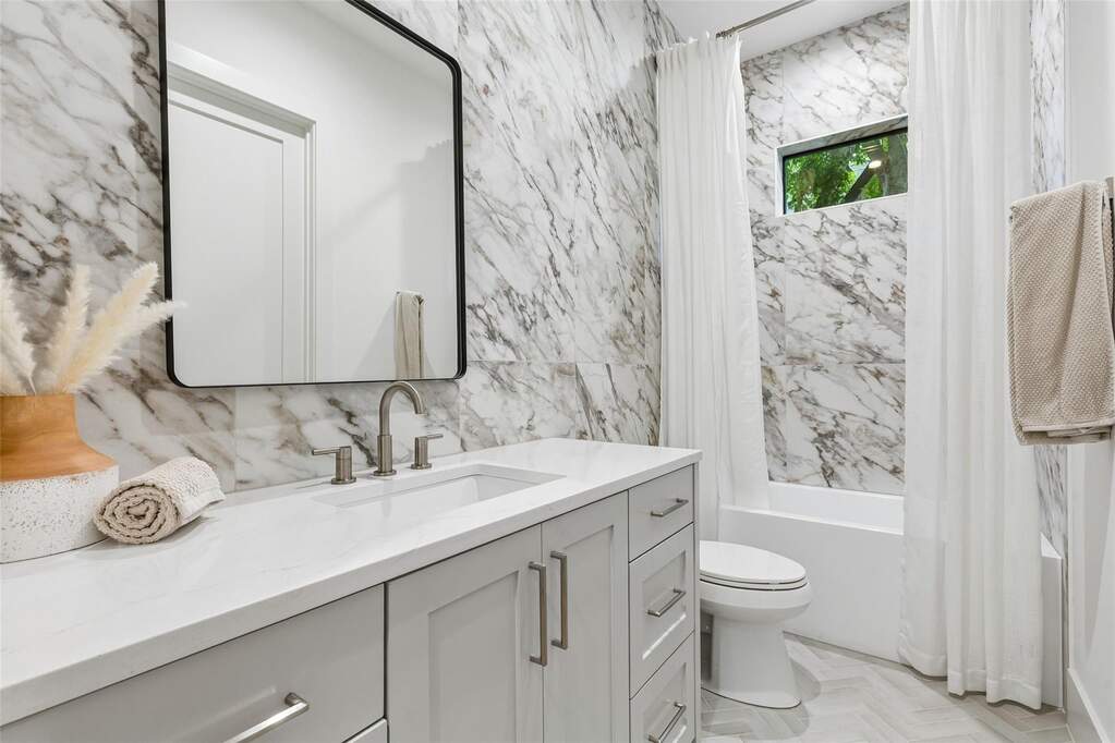6 Bedroom Single Family Home/House's Image 23