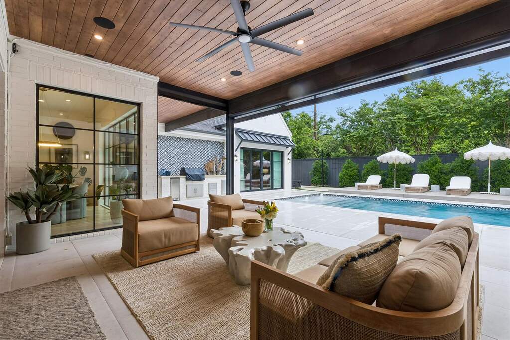 6 Bedroom Single Family Home/House's Image 29