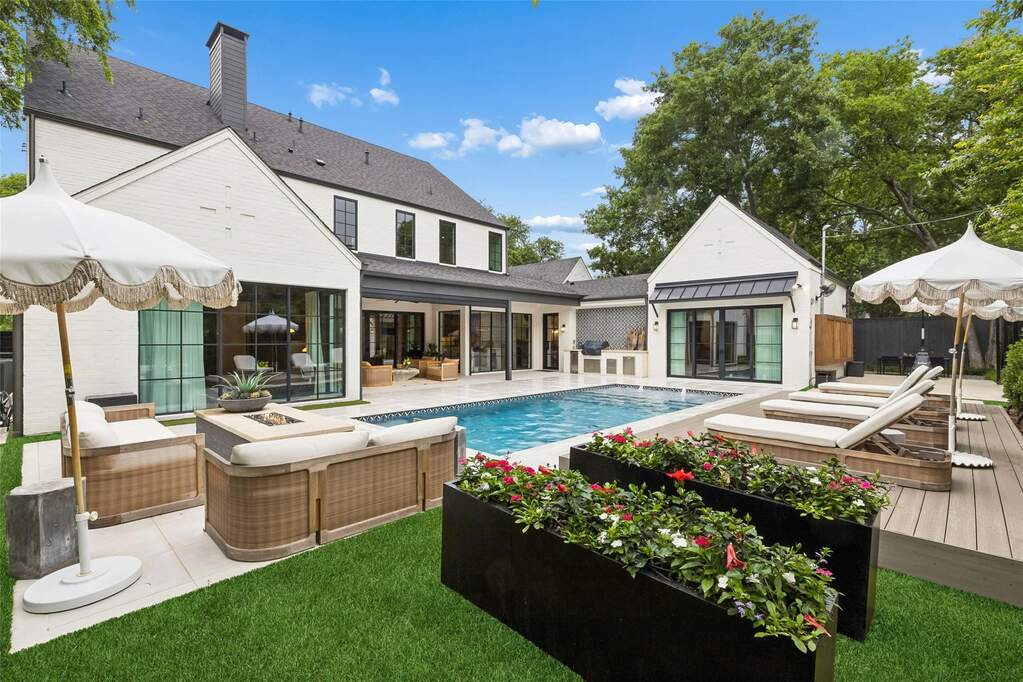 6 Bedroom Single Family Home/House's Image 30