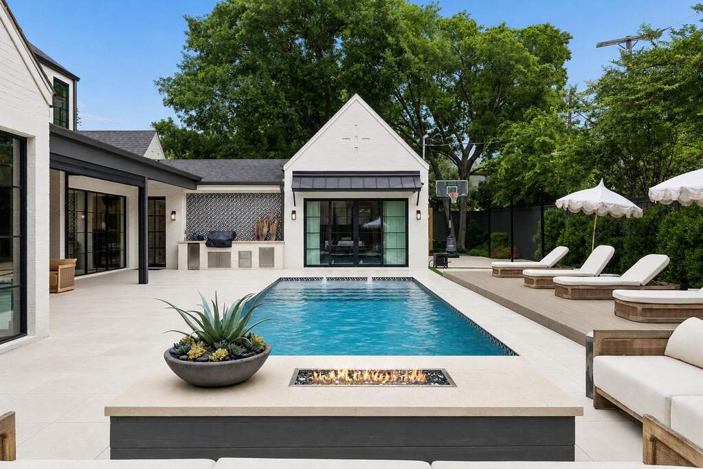 6 Bedroom Single Family Home/House's Image 31