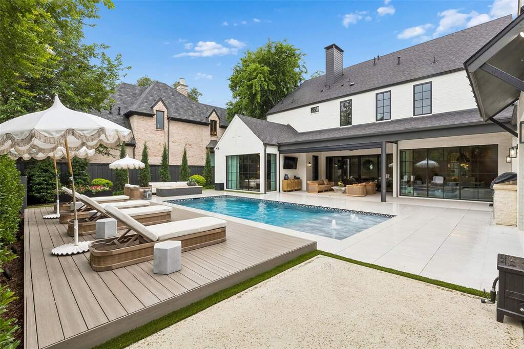 6 Bedroom Single Family Home/House's Image 32