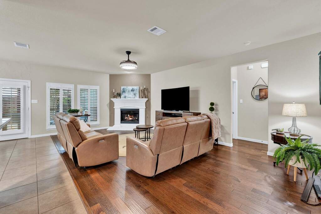 5 Bedroom Single Family Home/House's Image 6