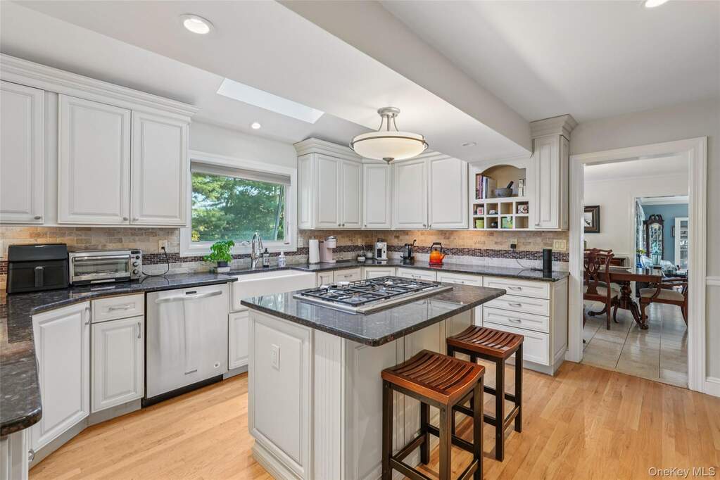 5 Bedroom Single Family Home/House's Image 3