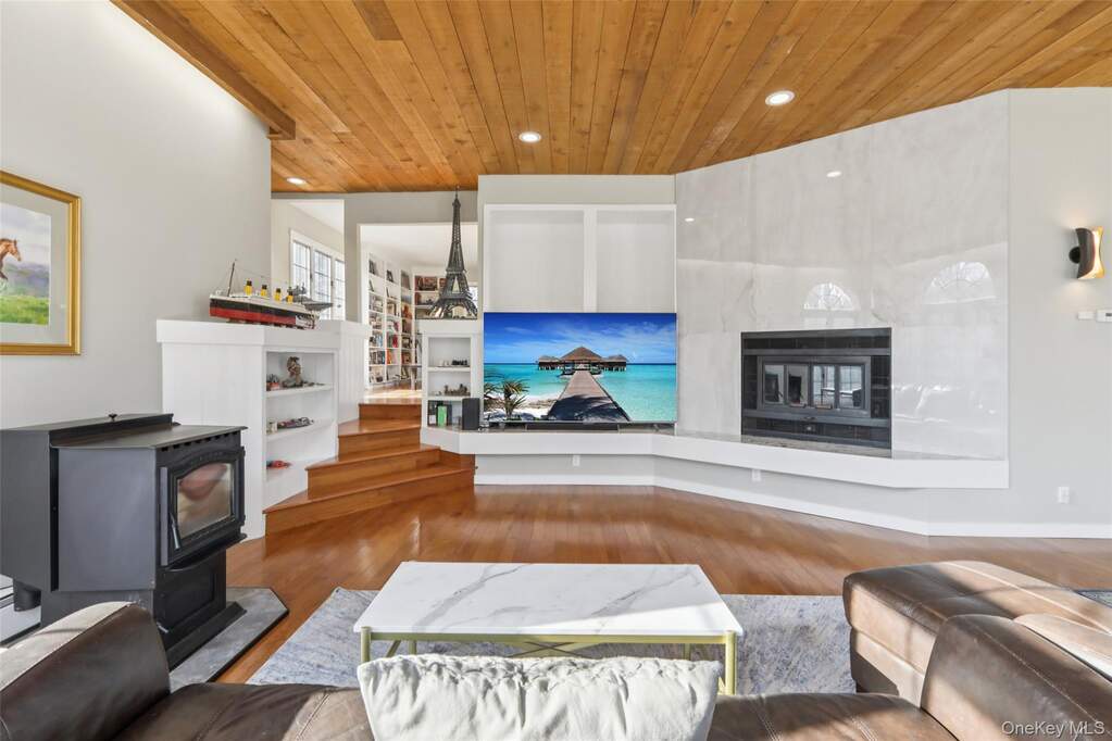 6 Bedroom Single Family Home/House's Image 12