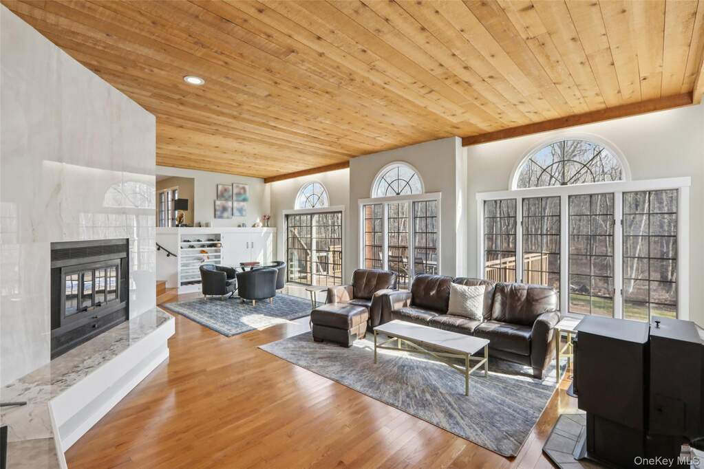 6 Bedroom Single Family Home/House's Image 13