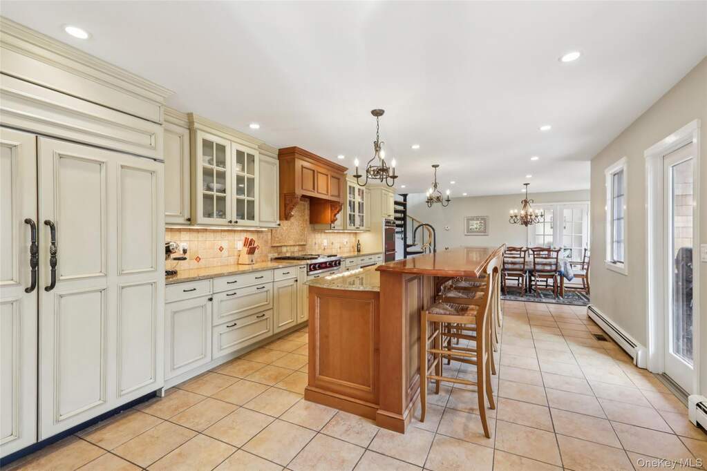 6 Bedroom Single Family Home/House's Image 16