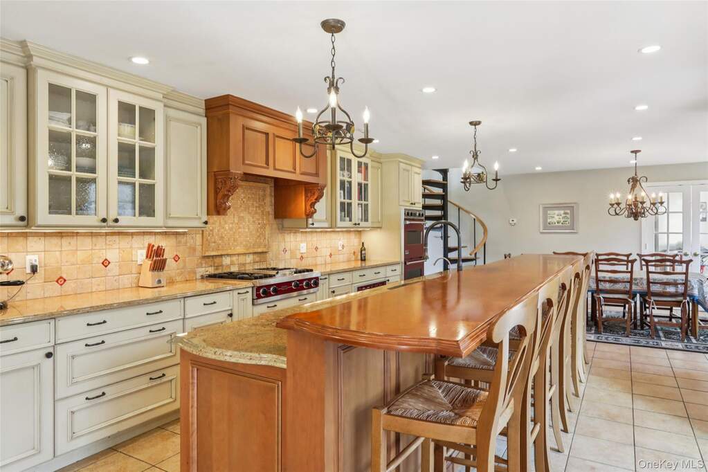 6 Bedroom Single Family Home/House's Image 18
