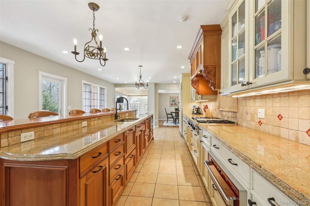 6 Bedroom Single Family Home/House's Image 19